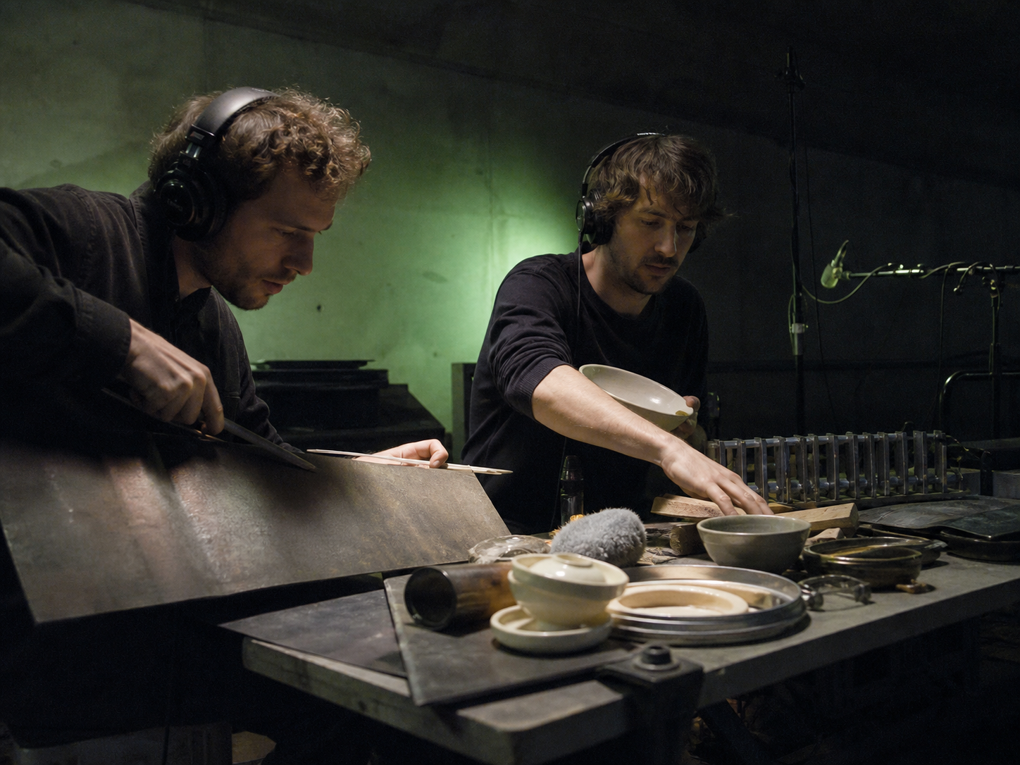 Deux bruiteurs manipulant métal et céramique